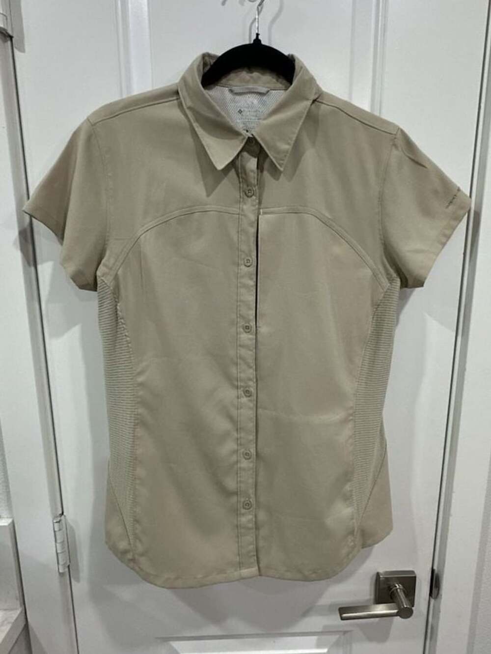 Columbia Sportswear Company Titanium Women's Medium Beige Short Sleeve Hiking Sh
